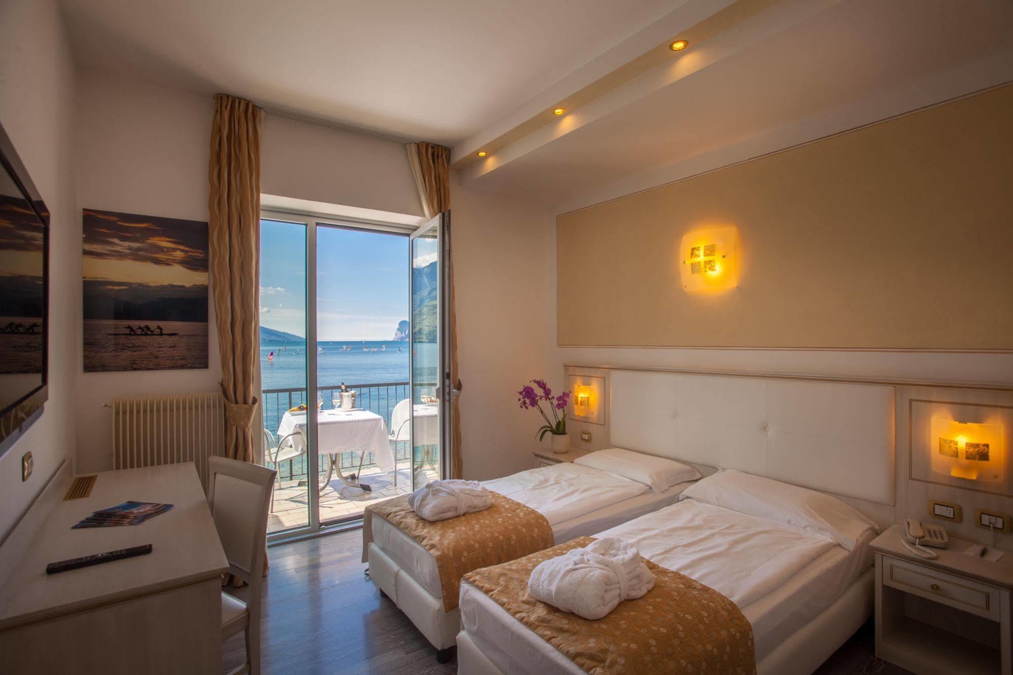 Hotel Lido Blu - Surf & Bike Torbole Sul Garda Dış mekan fotoğraf