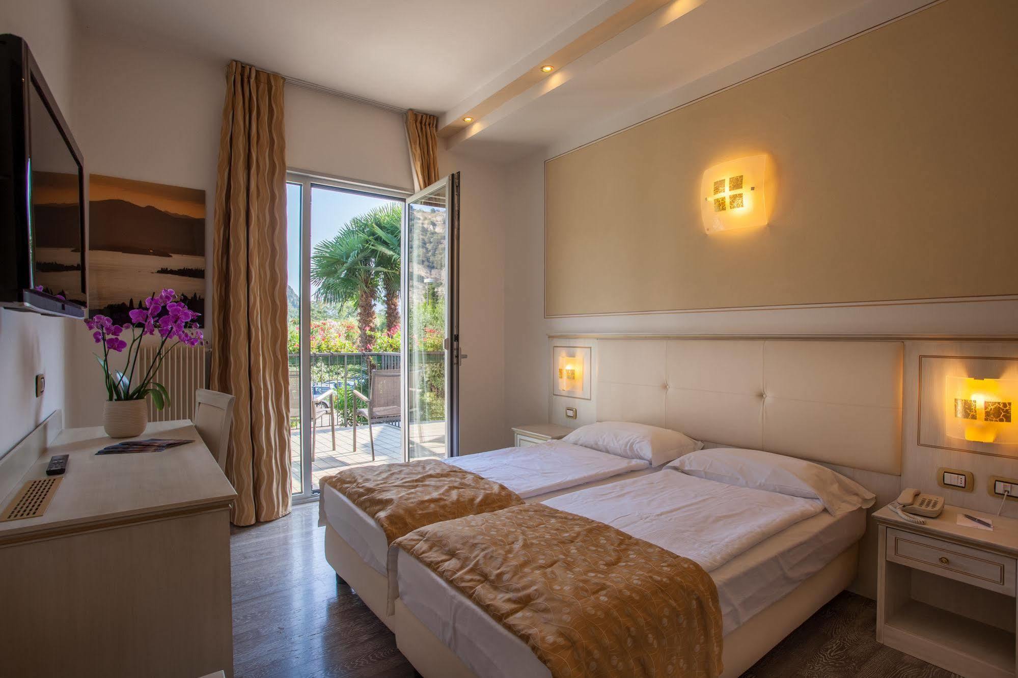 Hotel Lido Blu - Surf & Bike Torbole Sul Garda Dış mekan fotoğraf